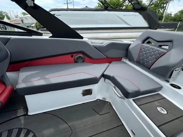 Slide: The Image of Scarab 235 LX 2025 - 19