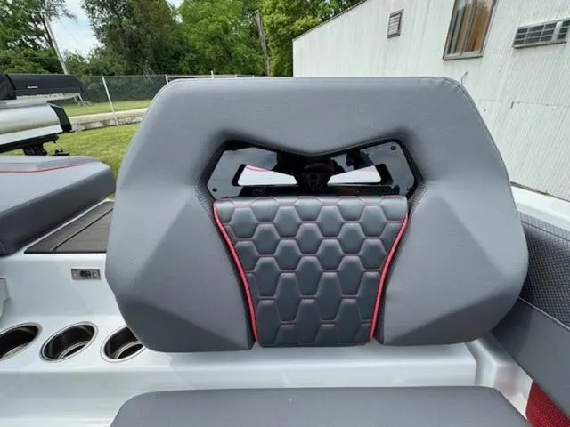 Slide: The Image of Scarab 235 LX 2025 - 20