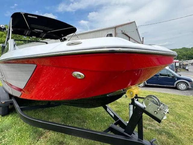 Slide: The Image of Scarab 235 LX 2025 - 5