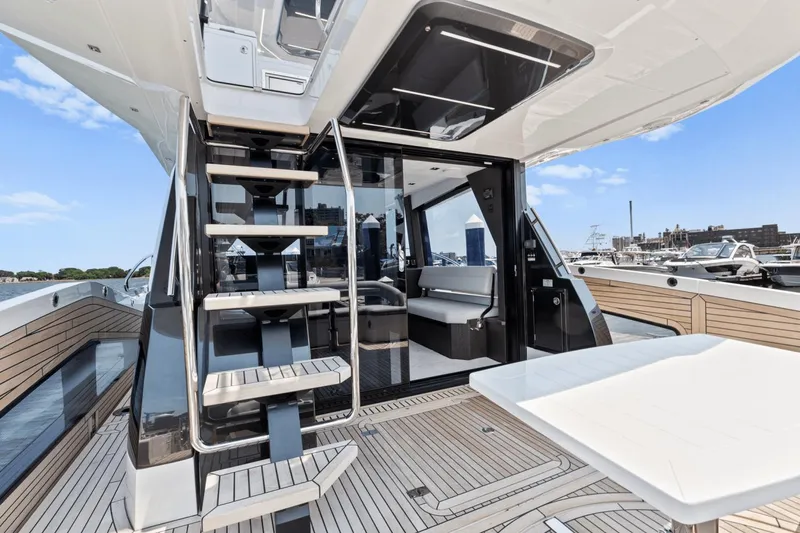 Slide: The Image of Galeon 500 Fly 2024 - 10