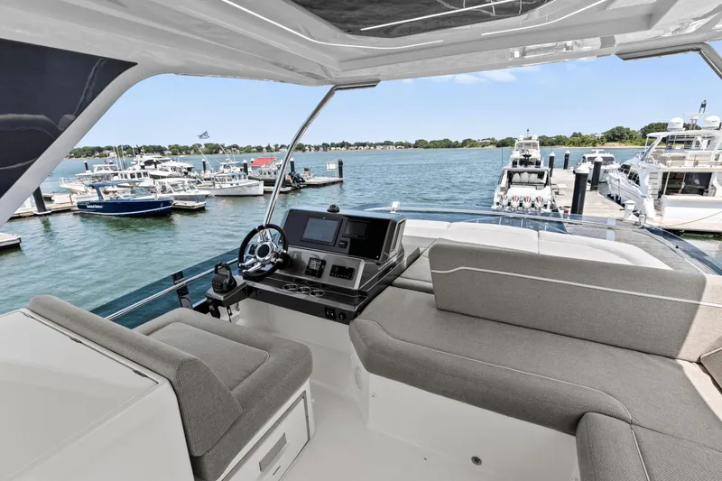 Slide: The Image of Galeon 500 Fly 2024 - 18