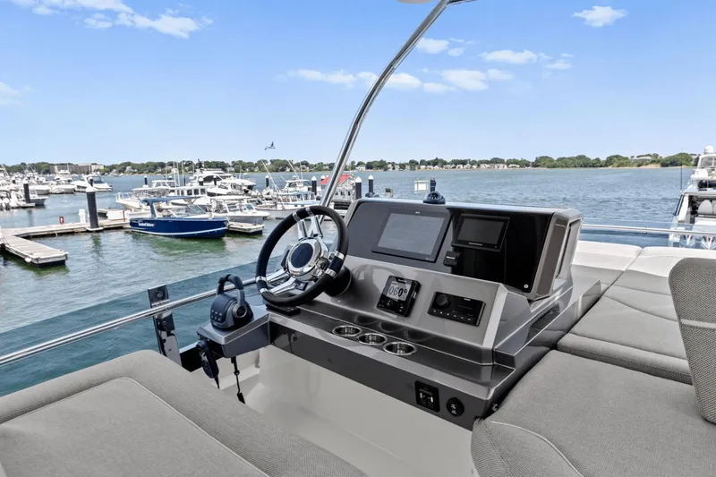 Slide: The Image of Galeon 500 Fly 2024 - 20