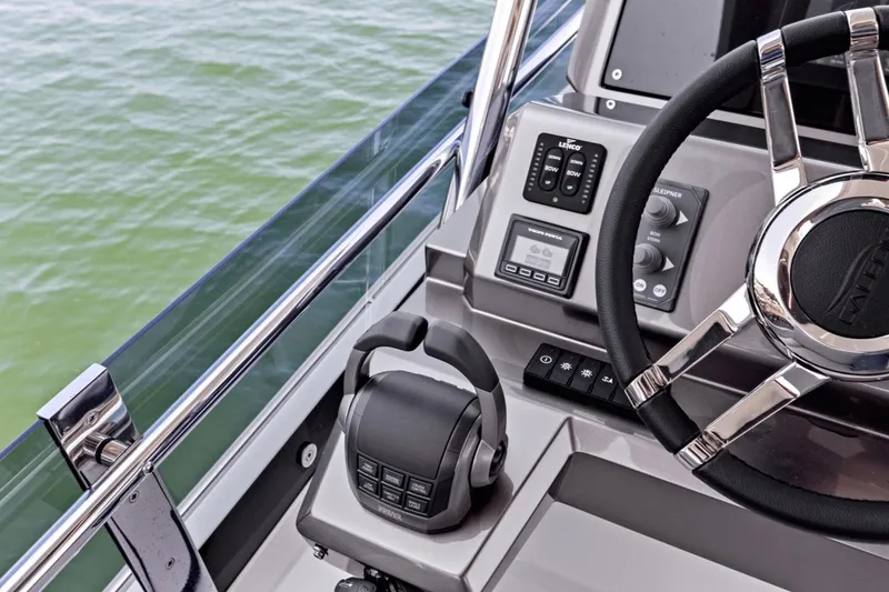 Slide: The Image of Galeon 500 Fly 2024 - 24