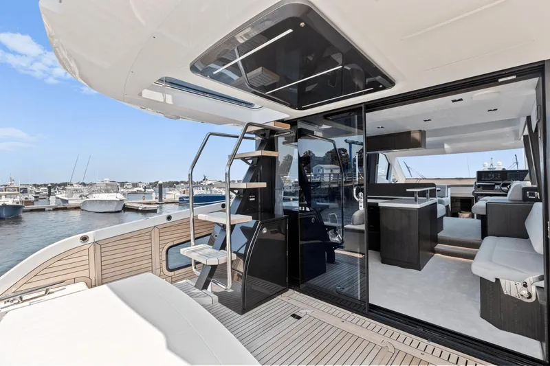 Slide: The Image of Galeon 500 Fly 2024 - 28