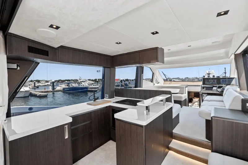 Slide: The Image of Galeon 500 Fly 2024 - 29