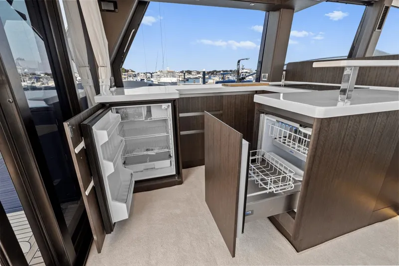 Slide: The Image of Galeon 500 Fly 2024 - 30