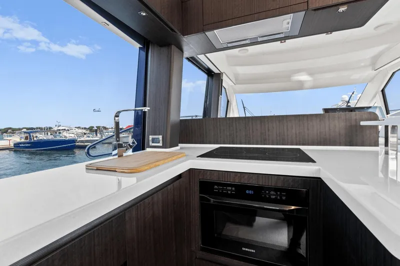 Slide: The Image of Galeon 500 Fly 2024 - 31