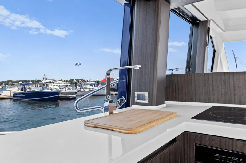 Slide: The Image of Galeon 500 Fly 2024 - 32