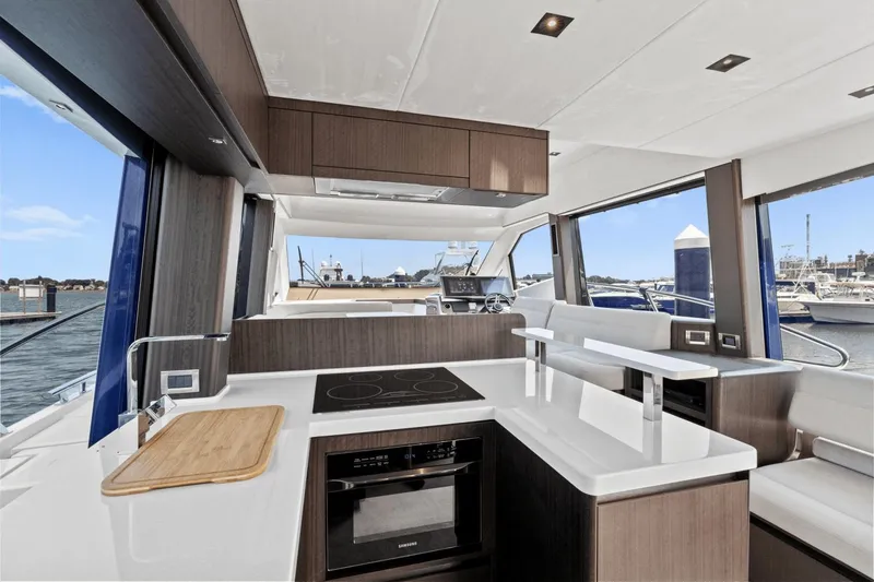 Slide: The Image of Galeon 500 Fly 2024 - 33