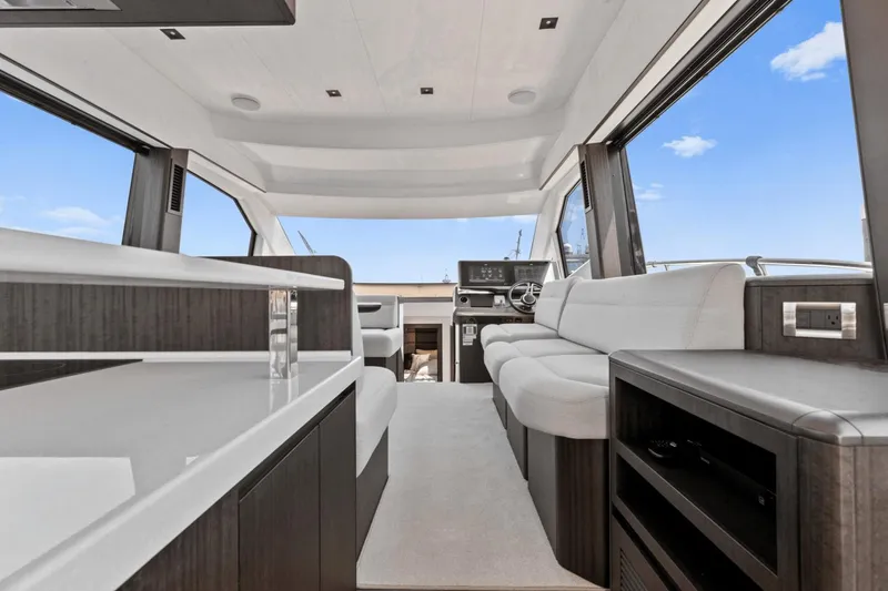 Slide: The Image of Galeon 500 Fly 2024 - 35