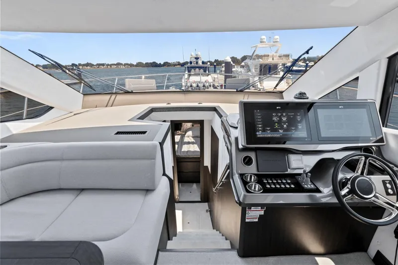 Slide: The Image of Galeon 500 Fly 2024 - 38