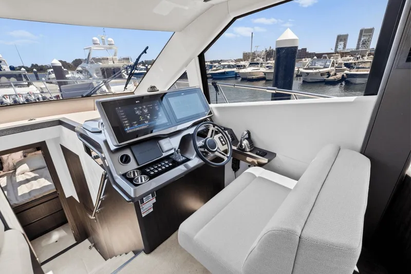 Slide: The Image of Galeon 500 Fly 2024 - 40