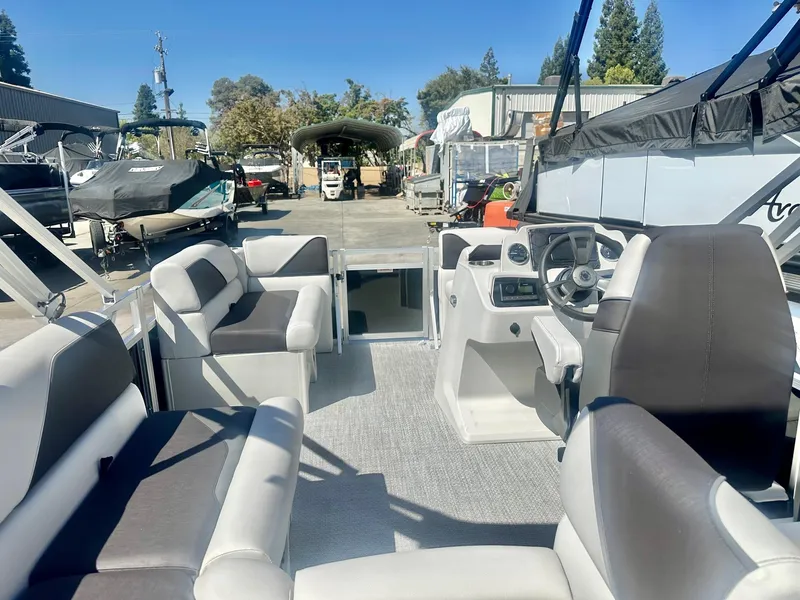 Slide: The Image of Avalon 15' Electric Venture Cruise w/ 6.0 Torqueedo! 2024 - 5