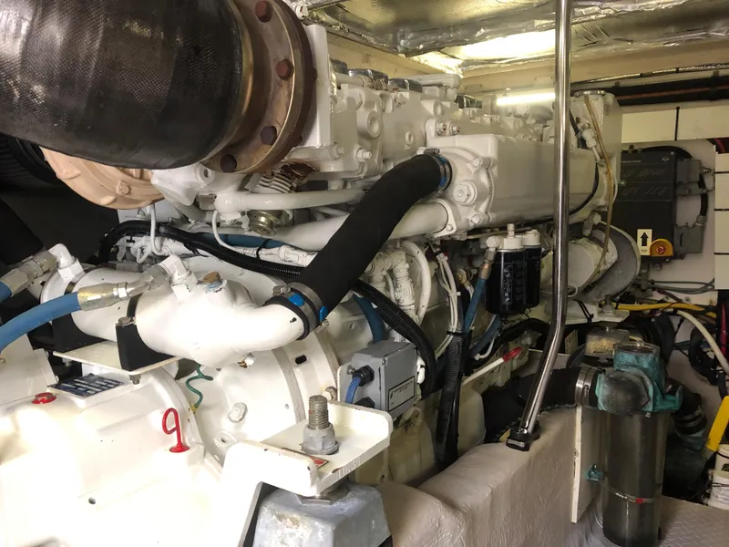 Slide: The Image of Engine room of a 2006 Sea Ray 52 Sedan Bridge yacht. - 40