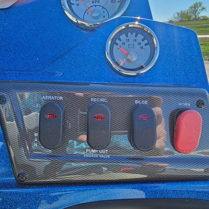 Slide: The Image of Control panel of 2024 Nitro Z18 Pro boat with aerator, recirc, bilge, and horn switches. - 20