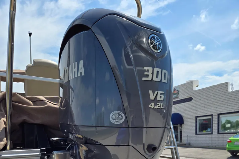 Slide: The Image of Yamaha 300 V6 outboard engine on 2024 SunCatcher Elite 326 SE boat. - 4