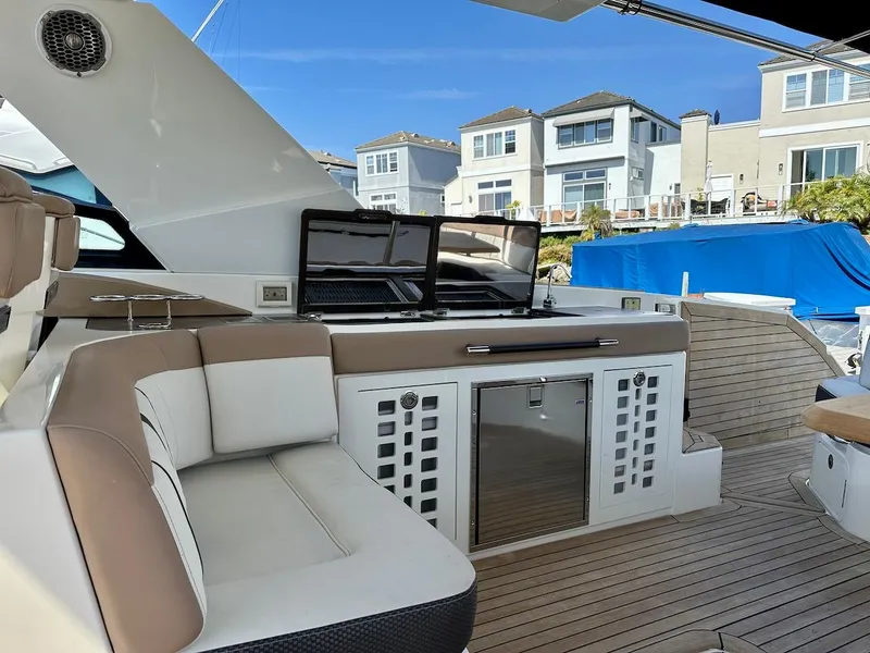 Slide: The Image of 2018 Sea Ray SLX 400 yacht interior with seating and modern amenities. - 16