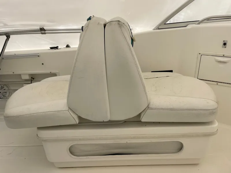 Slide: The Image of White seating on a 2000 Aquasport Osprey Sport 21.5 boat. - 10