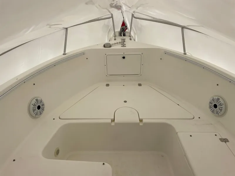 Slide: The Image of 2000 Aquasport Osprey Sport 21.5 boat interior with white deck and storage compartments. - 6