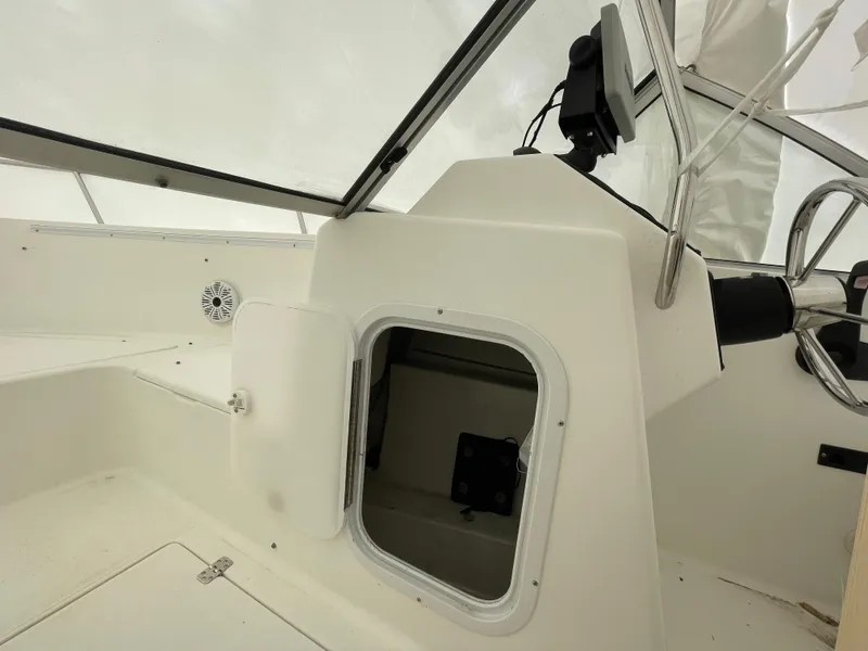 Slide: The Image of 2000 Aquasport Osprey Sport 21.5 boat interior with open storage compartment. - 8