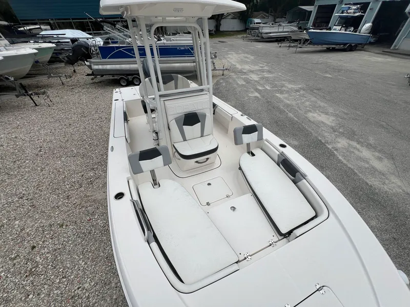 Slide: The Image of Robalo 226 Cayman 2024 - 13