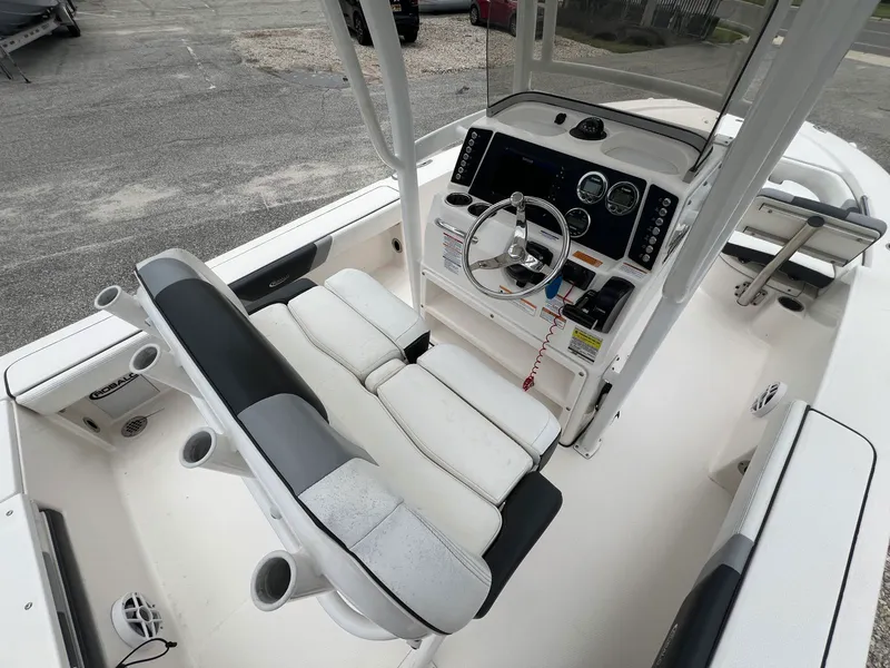 Slide: The Image of Robalo 226 Cayman 2024 - 9