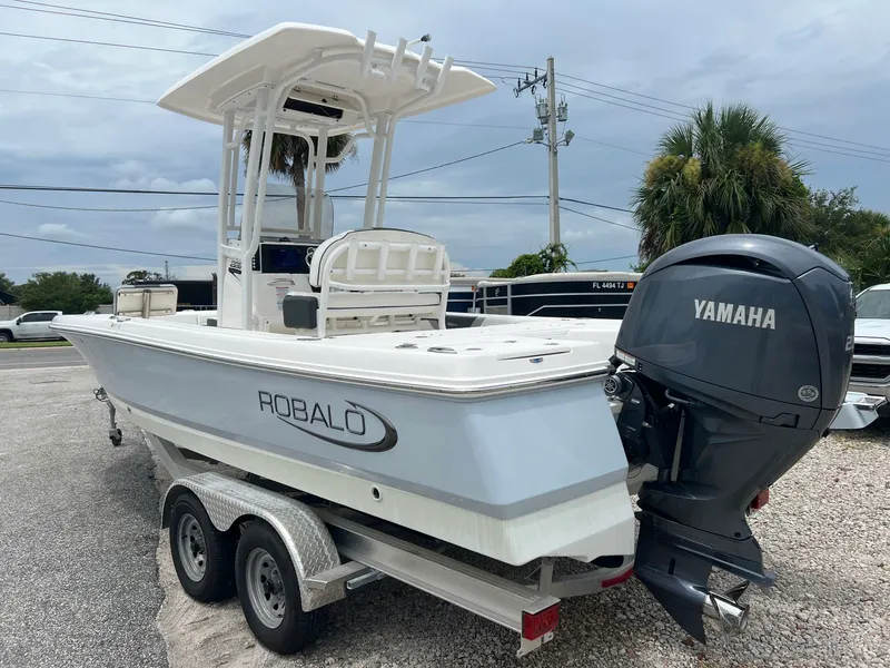 Slide: The Image of Robalo 226 Cayman 2024 - 5