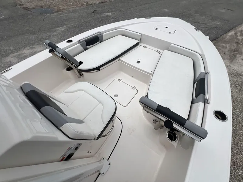 Slide: The Image of Robalo 226 Cayman 2024 - 12