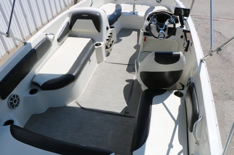 Slide: The Image of Stingray 182 SC 2017 - 15