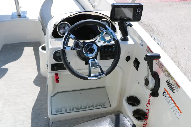 Slide: The Image of Stingray 182 SC 2017 - 27