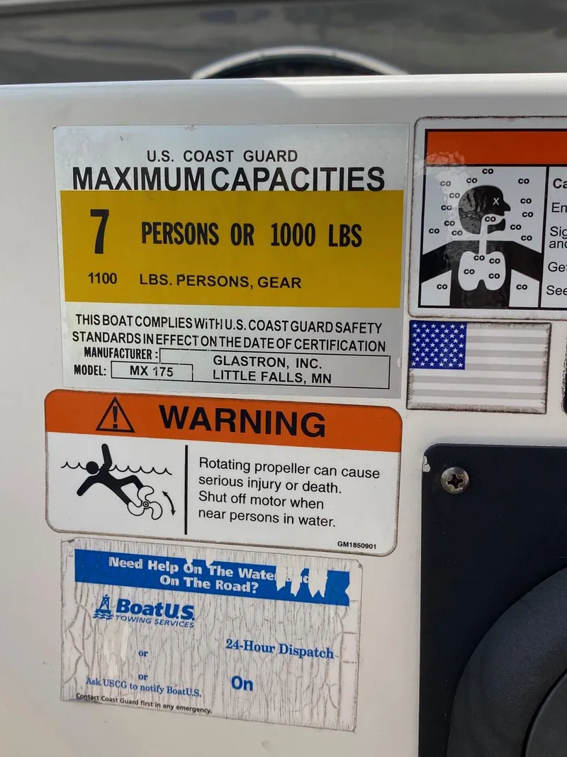 Slide: The Image of 2008 Glastron 175 MX boat capacity and safety warning labels. - 10