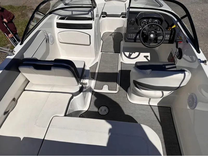 Slide: The Image of Bayliner VR5 Bowrider 2019 - 5