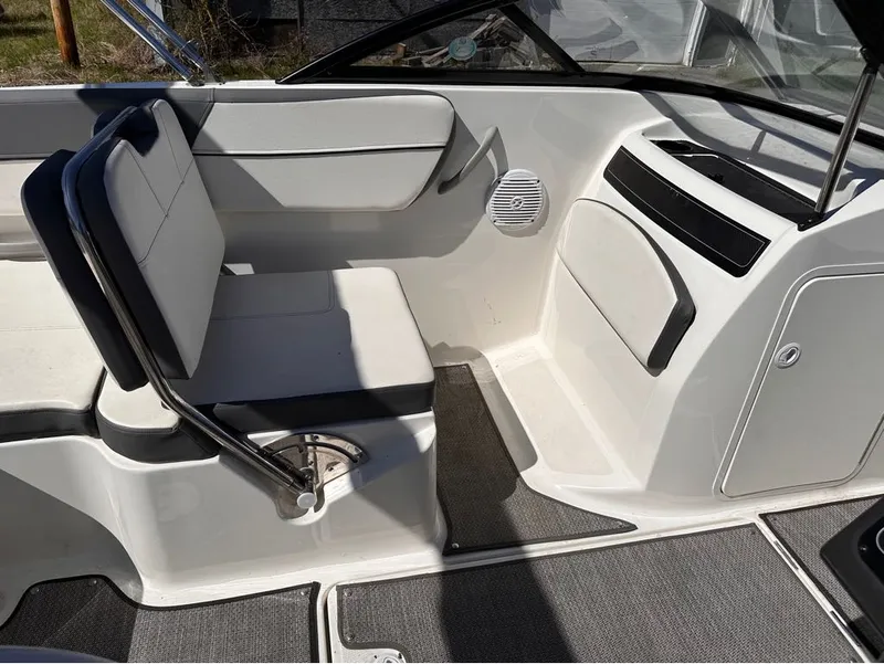 Slide: The Image of Bayliner VR5 Bowrider 2019 - 14