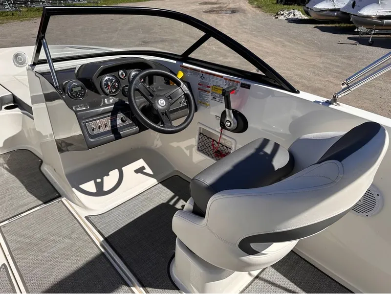 Slide: The Image of Bayliner VR5 Bowrider 2019 - 24