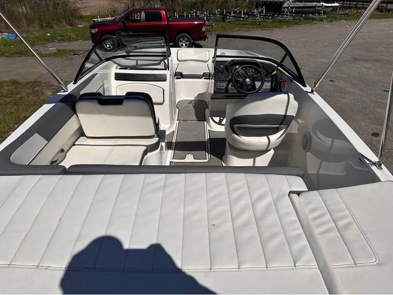Slide: The Image of Bayliner VR5 Bowrider 2019 - 21