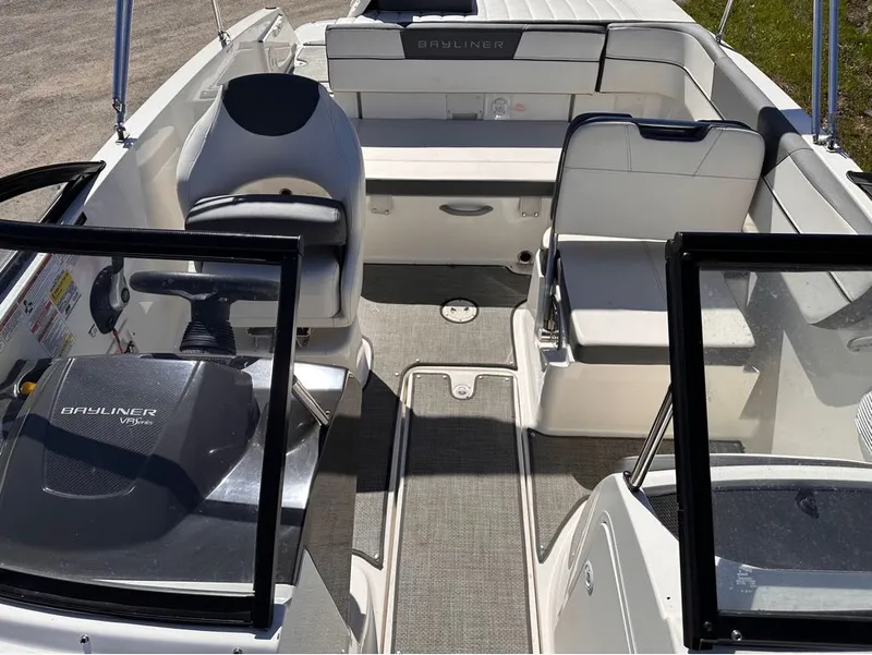 Slide: The Image of Bayliner VR5 Bowrider 2019 - 13