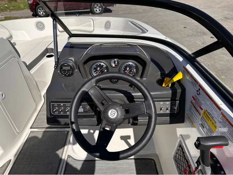 Slide: The Image of Bayliner VR5 Bowrider 2019 - 7
