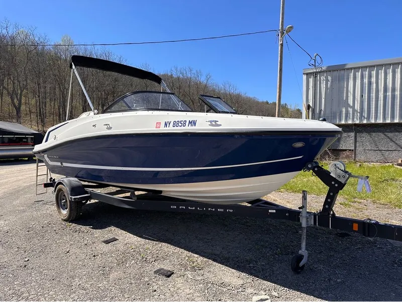 Slide: The Image of Bayliner VR5 Bowrider 2019 - 19