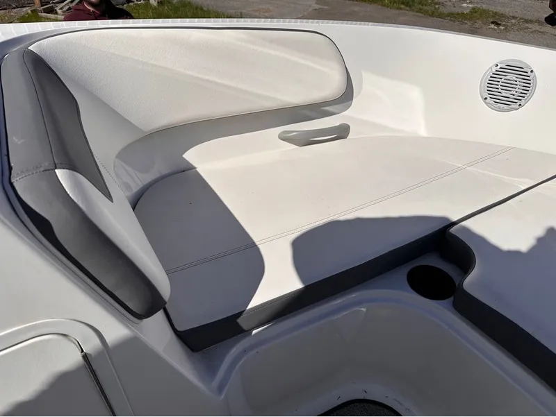 Slide: The Image of Bayliner VR5 Bowrider 2019 - 12