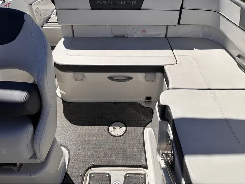 Slide: The Image of Bayliner VR5 Bowrider 2019 - 17