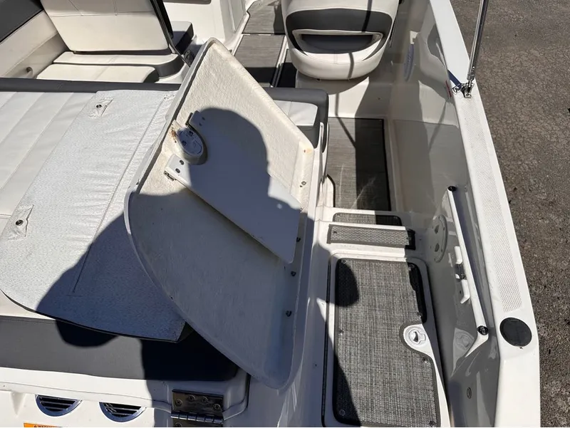 Slide: The Image of Bayliner VR5 Bowrider 2019 - 4