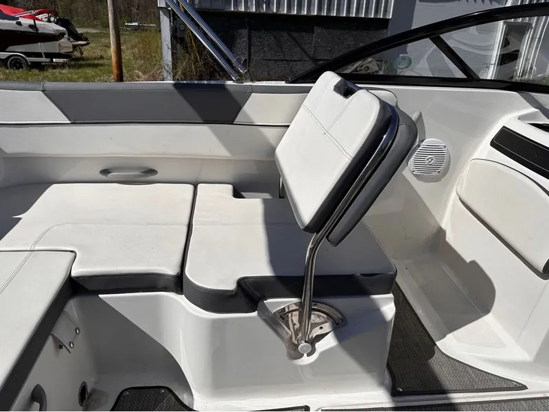 Slide: The Image of Bayliner VR5 Bowrider 2019 - 33