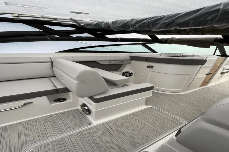 Slide: The Image of Sea Ray 270 SDX Outboard 2023 - 11