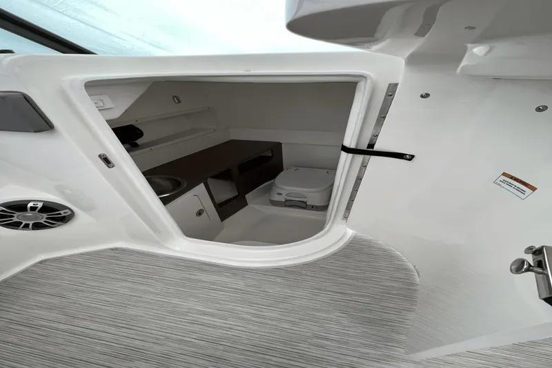 Slide: The Image of Sea Ray 270 SDX Outboard 2023 - 12