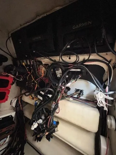 Slide: The Image of Hydra-Sports 2596CC / 2600CC Vector 2000 - 9