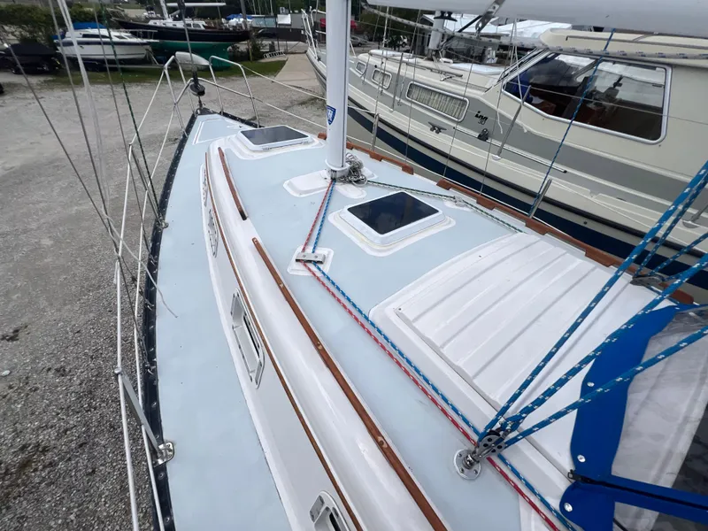 Slide: The Image of 1983 Hunter 27 sailboat deck view in a marina. - 10