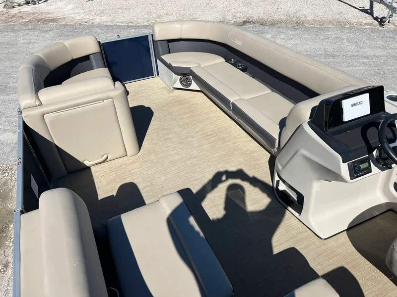 Slide: The Image of Robalo 206 Cayman 2024 - 16