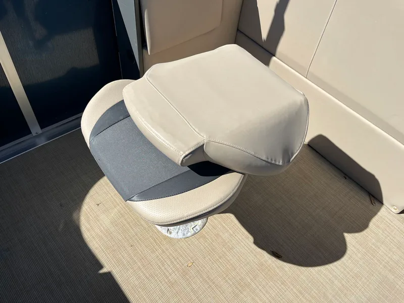 Slide: The Image of Robalo 206 Cayman 2024 - 25