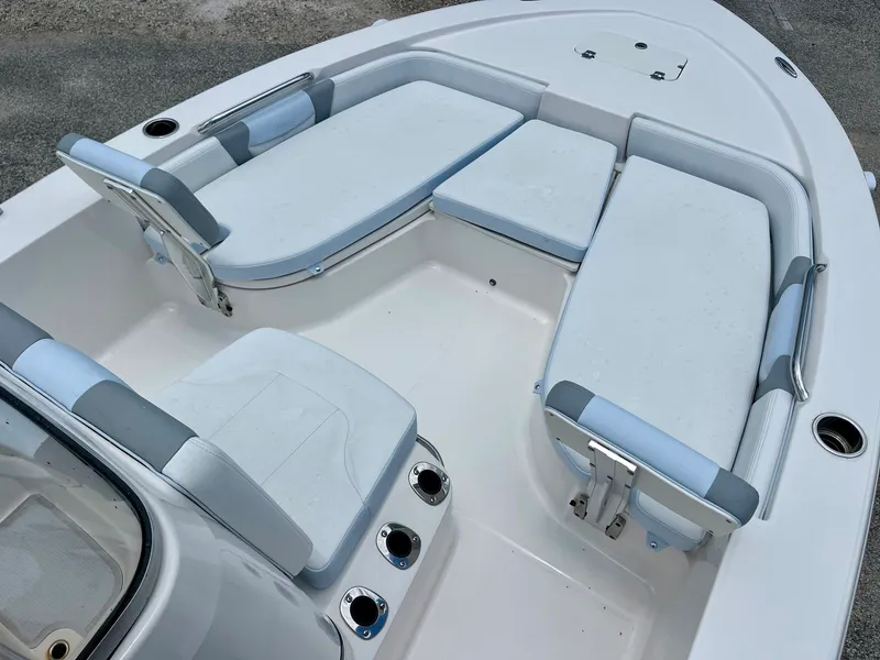 Slide: The Image of Robalo 206 Cayman 2024 - 17