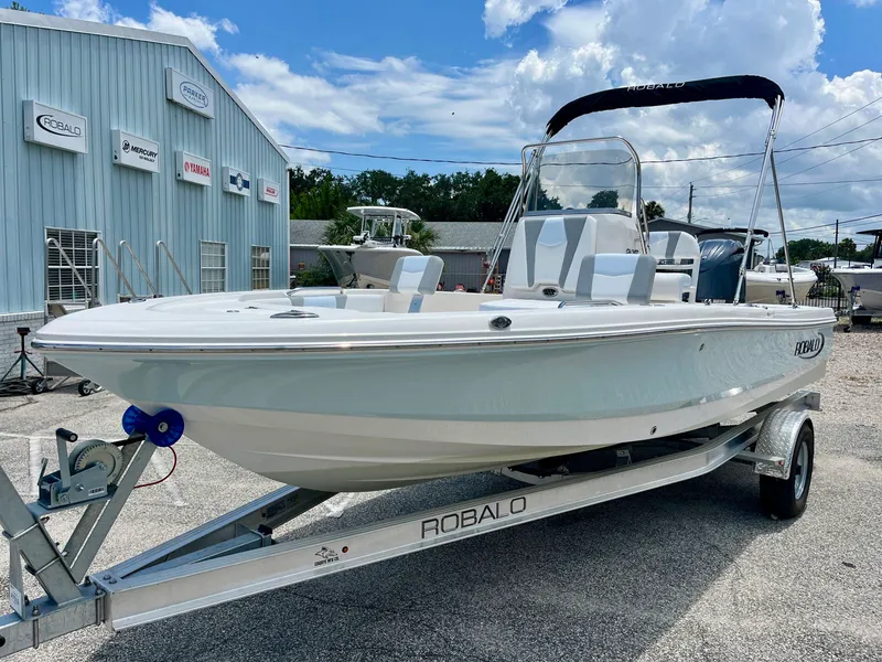 Slide: The Image of Robalo 206 Cayman 2024 - 2